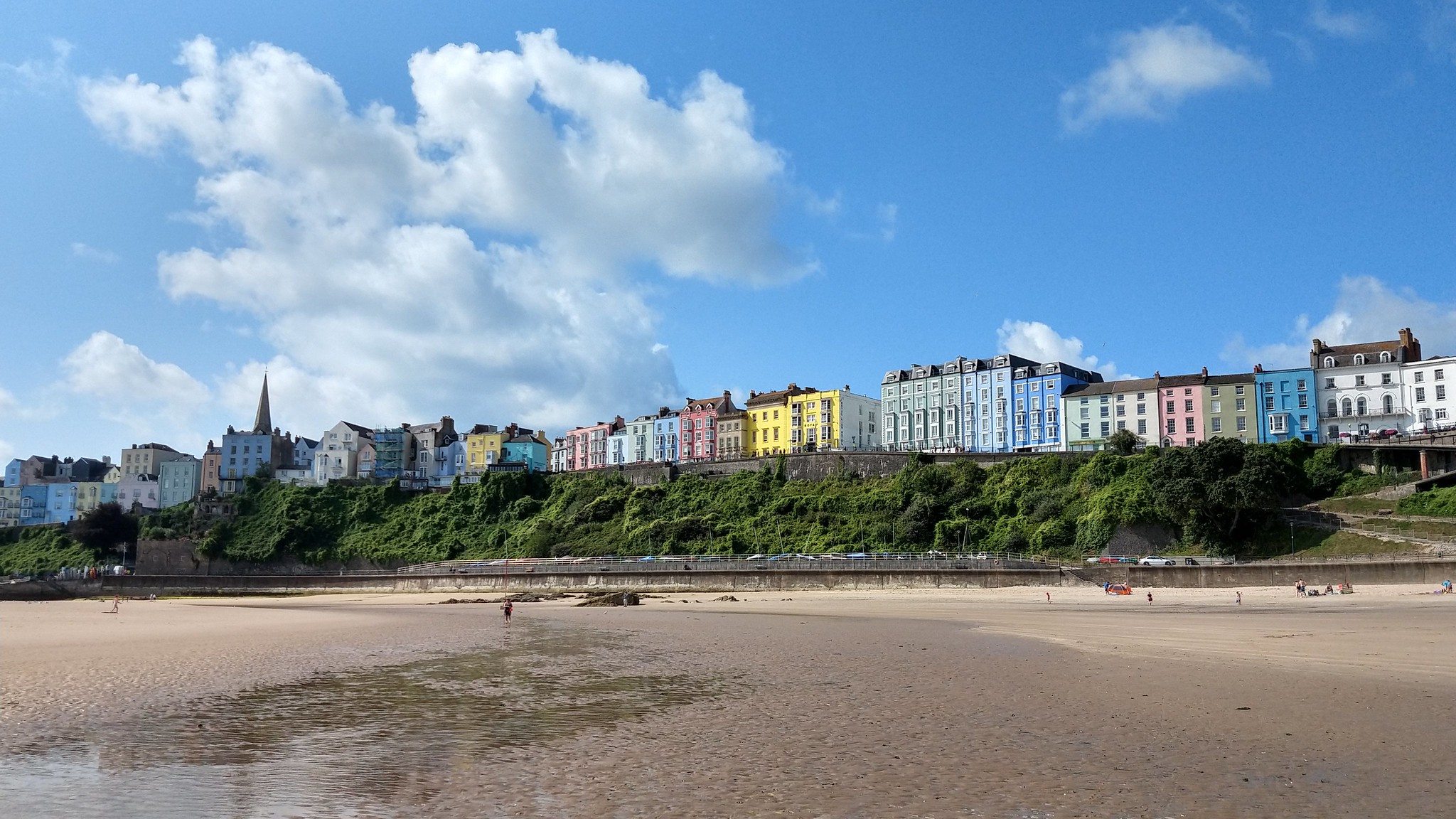 Tenby North Beach - Photo "The colourful buildings along Tenby's north