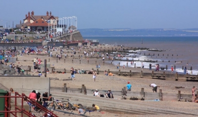 can you walk dogs on hornsea beach